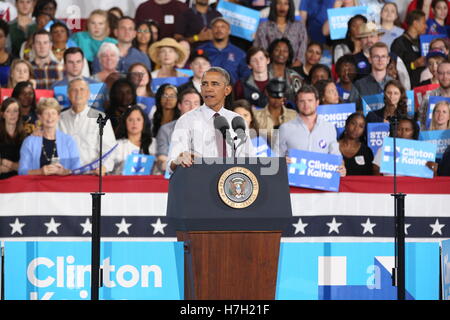 Charlotte, USA. 08Th Nov, 2016. Le président Obama parle lors de la PNC Pavillon de musique à Charlotte, NC, le 4 novembre 2016, quatre jours seulement avant l'élection présidentielle de 2016, à l'appui d'Hillary Clinton. Crédit : l'accès Photo/Alamy Live News Banque D'Images