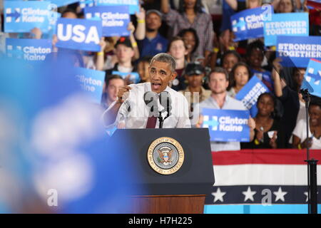 Charlotte, USA. 08Th Nov, 2016. Le président Obama parle lors de la PNC Pavillon de musique à Charlotte, NC, le 4 novembre 2016, quatre jours seulement avant l'élection présidentielle de 2016, à l'appui d'Hillary Clinton. Crédit : l'accès Photo/Alamy Live News Banque D'Images