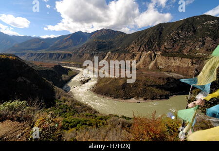 Nyingchi. 29Th sep 2016. Photo prise le 3 novembre 2016 montre le fleuve Yarlung Zangbo à Nyingchi, ville du sud-ouest de la Chine, région autonome du Tibet. Credit : Zhang Rufeng/Xinhua/Alamy Live News Banque D'Images