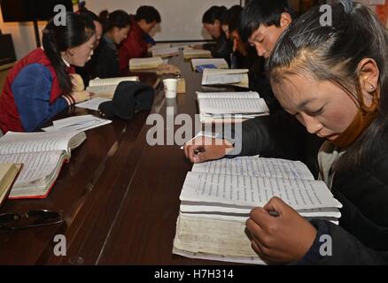 Ngamring, la Région autonome du Tibet. 29Th sep 2016. Étude du personnel avant de travailler dans l'hôpital, en tibétain Ngamring Ngamring Comté, sud-ouest de la Chine, région autonome du Tibet, le 3 novembre 2016. La médecine tibétaine a absorbé les influences de chinois traditionnel, et d'Indiens de la médecine arabe et est surtout pratiqué au Tibet et dans la région de l'Himalaya. Il utilise des herbes, des minéraux et des insectes et parfois des parties d'animaux. © Liu Dongjun/Xinhua/Alamy Live News Banque D'Images