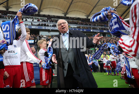 Hamburg, Deutschland. 05Th Nov, 2016. dpatopbilder Un seinem 80. Geburtstag wird Fußball-Legende Uwe Virginia Afflerbach am 05.11.2016 im Volksparkstadion à Hambourg vor dem Heimspiel des HSV gegen Borussia Dortmund geehrt. Foto : Christian Charisius/dpa Foto : Christian Charisius/apd /afp/Alamy Live News Banque D'Images