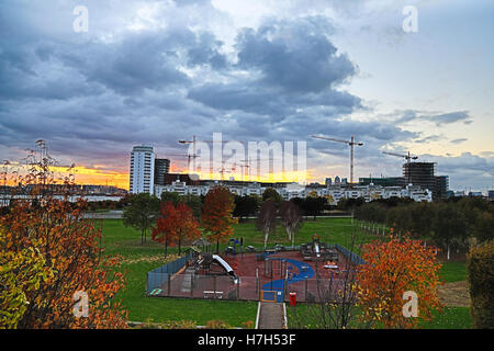 Thames Barrier Park, Silvertown, Londres, Royaume-Uni. 5ème Nov, 2016. Météo France : l'automne coloré coucher de soleil sur Thames Barrier Park dans les Docklands de Londres. De vastes travaux de construction à quai Royal se poursuit avec le développement de plusieurs grues Crédit : WansfordPhoto/Alamy Live News Banque D'Images