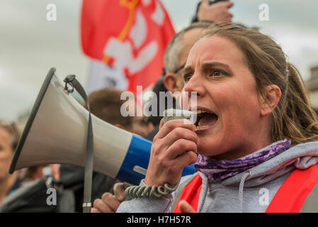 Londres, Royaume-Uni. 05Th Nov, 2016. Llibrairie militants, les amoureux des arts et de la culture et du musée des beaux-arts et stade des travailleurs une manifestation nationale, appuyée par les PC et s'unissent, à Londres contre les coupures à notre secteur. La marche est passé de la British Library à Trafalgar Square, où étaient leurs discours. Crédit : Guy Bell/Alamy Live News Banque D'Images