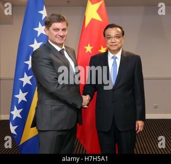 Riga, Lettonie. 5ème Nov, 2016. Le Premier ministre chinois Li Keqiang (R) Rencontre avec Denis Zvizdic, président du Conseil des ministres de la Bosnie-Herzégovine (BiH), à Riga, capitale de Lettonie, le 5 novembre 2016. © Liu Weibin/Xinhua/Alamy Live News Banque D'Images