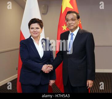 Riga, Lettonie. 5ème Nov, 2016. Le Premier ministre chinois Li Keqiang (R) rencontre avec le Premier ministre polonais Beata Szydlo à Riga, capitale de Lettonie, le 5 novembre 2016. © Liu Weibin/Xinhua/Alamy Live News Banque D'Images