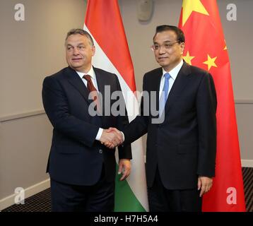 Riga, Lettonie. 5ème Nov, 2016. Le Premier ministre chinois Li Keqiang (R) rencontre avec le Premier ministre hongrois, Viktor Orban à Riga, capitale de Lettonie, le 5 novembre 2016. © Liu Weibin/Xinhua/Alamy Live News Banque D'Images