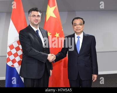 Riga, Lettonie. 5ème Nov, 2016. Le Premier ministre chinois Li Keqiang (R) rencontre avec le Premier ministre croate Andrej Plenkovic à Riga, capitale de Lettonie, le 5 novembre 2016. © Xie Huanchi/Xinhua/Alamy Live News Banque D'Images