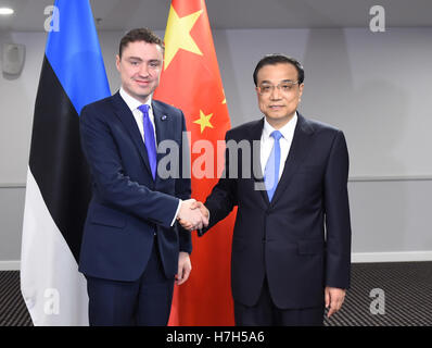 Riga, Lettonie. 5ème Nov, 2016. Le Premier ministre chinois Li Keqiang (R) rencontre le Premier ministre estonien Taavi Roivas à Riga, capitale de Lettonie, le 5 novembre 2016. © Xie Huanchi/Xinhua/Alamy Live News Banque D'Images