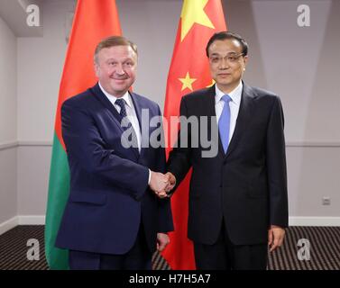 Riga, Lettonie. 5ème Nov, 2016. Le Premier ministre chinois Li Keqiang (R) rencontre avec le premier ministre biélorusse Andrei Kobyakov à Riga, capitale de Lettonie, le 5 novembre 2016. © Liu Weibin/Xinhua/Alamy Live News Banque D'Images