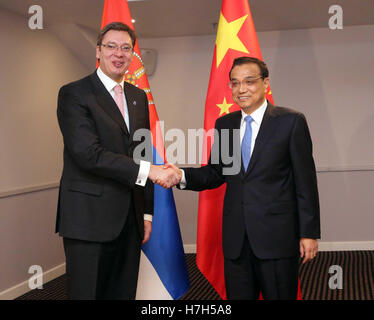 Riga, Lettonie. 5ème Nov, 2016. Le Premier ministre chinois Li Keqiang (R) rencontre avec le Premier ministre serbe, Aleksandar Vucic à Riga, capitale de Lettonie, le 5 novembre 2016. © Liu Weibin/Xinhua/Alamy Live News Banque D'Images