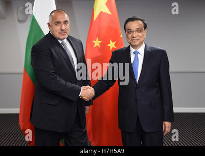 Riga, Lettonie. 5ème Nov, 2016. Le Premier ministre chinois Li Keqiang (R) rencontre avec le Premier Ministre bulgare Boyko Borissov à Riga, capitale de Lettonie, le 5 novembre 2016. © Xie Huanchi/Xinhua/Alamy Live News Banque D'Images