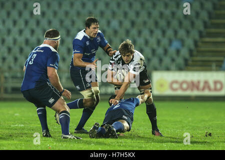 Parme, Italie. 05Th Nov, 2016. Zebre flanker Johan Meyer casse un attaquer lors du match contre le Leinster en Pro 12 Guinness © Massimiliano Carnabuci/Alamy news Banque D'Images