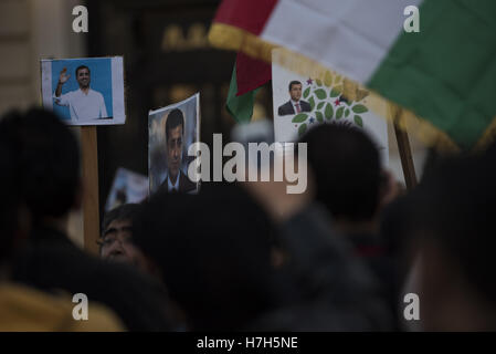 Athènes, Grèce. 5ème Nov, 2016. Le kurde vivant à Athènes se sont rassemblés devant l'ambassade de Turquie crier des slogans contre le président turc, Recep Tayyip Erdogan et son gouvernement. Ils ont organisé une manifestation pour protester contre la récente répression à l'après la Turquie pro-kurde parti démocratique des peuples (HDP) et les arrestations de dirigeants et de membres du parlement. Credit : Nikolas Georgiou/ZUMA/Alamy Fil Live News Banque D'Images