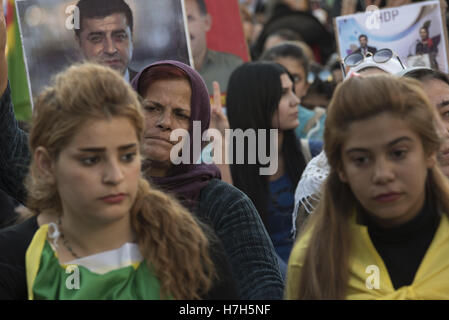 Athènes, Grèce. 5ème Nov, 2016. Le kurde vivant à Athènes se sont rassemblés devant l'ambassade de Turquie crier des slogans contre le président turc, Recep Tayyip Erdogan et son gouvernement. Ils ont organisé une manifestation pour protester contre la récente répression à l'après la Turquie pro-kurde parti démocratique des peuples (HDP) et les arrestations de dirigeants et de membres du parlement. Credit : Nikolas Georgiou/ZUMA/Alamy Fil Live News Banque D'Images