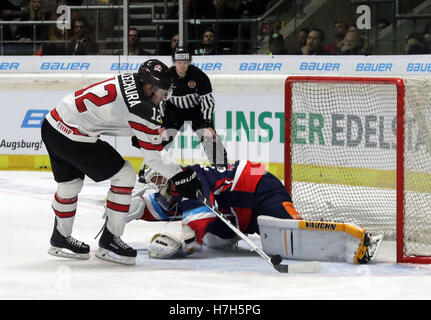 Augsbourg, Bavière, Allemagne. 5ème Nov 2016. De gauche Paul SZCZECHURA (Canada/France) ne pas tirer sur l'objectif et la Slovaquie gagne, dans le bon gardien Jaroslav JANUS (Slovaquie), .le hockey sur glace Coupe Deutschland, Équipe Canada vs team Slovaquie, Augsburg, Curt-Frenzel-Eisstadion, Novembre 05, 2016, chaque mois de novembre a lieu dans le cadre de la préparation pour le Championnat du Monde de Hockey IIHF la Coupe Deutschland avec 4 équipes dont une équipe de l'Amérique du Nord. Équipe Canada se compose de joueurs évoluant en Europe. Credit : Wolfgang Fehrmann/ZUMA/Alamy Fil Live News Banque D'Images