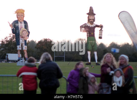 Donald Trump républicain candidat à la présidence Guy Fawkes Edenbridge Bonfire Night burn artifice humoristique caricature drôle Kent Hilary Clinton celebrity gai Banque D'Images