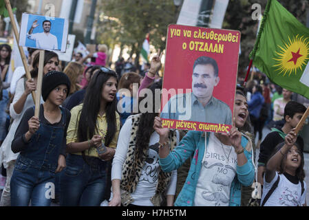 Athènes, Grèce. 5ème Nov, 2016. Le kurde vivant à Athènes en mars des pancartes illustrant le leader kurde Abdullah Ocalan. Ils ont organisé une manifestation pour protester contre la récente vague de répression après Erdogan sur la Turquie pro-kurde du Parti démocratique des peuples (HDP) et les arrestations de dirigeants et de membres du parlement. Credit : Nikolas Georgiou/ZUMA/Alamy Fil Live News Banque D'Images