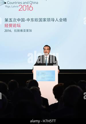 Riga, Lettonie. 5ème Nov, 2016. Le Premier ministre chinois Li Keqiang aborde la sixième la Chine et l'Europe centrale et orientale (PECO) Forum économique et commercial à Riga, Lettonie, 5 novembre 2016. © Xie Huanchi/Xinhua/Alamy Live News Banque D'Images