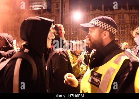 Londres, Royaume-Uni. 3e novembre 2016. Des milliers de manifestants et les partisans de l'Anonyme, le hacking anarchique,collective descendre sur Trafalgar Square avant de marcher pour les Chambres du Parlement pour protester contre le capitalisme. Nombre d'entre elles portaient des masques de style de Guy Fawkes. Credit : claire doherty/Alamy Live News Banque D'Images