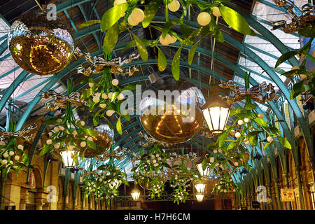 Londres, Royaume-Uni. 5ème Nov, 2016. Le Covent Garden décorations de Noël et les lumières ont été mis en place dans le quartier de Covent Garden et cette année le thème de Gui a été ajouté à l'argent et babioles de Noël avec boules glitter. Crédit : Paul Brown/Alamy Live News Banque D'Images