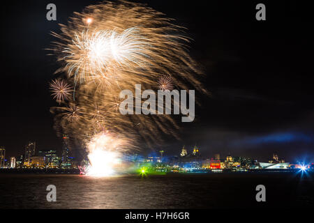 Liverpool et le Wirral a organisé son tout premier festival de la rivière de lumière le samedi 5 novembre, 2016 pour une nuit d'un feu d'artifice sur la rivière Mersey. Crédit : Christopher Middleton/Alamy Live News Banque D'Images