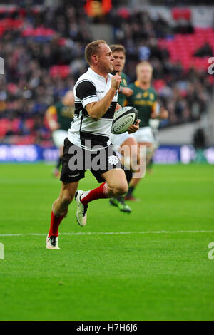 Londres, Royaume-Uni. 05Th Nov, 2016. Matt (Faddes barbares Centre, Highlanders, Nouvelle-Zélande) exécutant avec la balle lors d'une lutte serrée pour les Killik Cup au stade de Wembley, Londres, Royaume-Uni. Le match s'est terminé par un match nul, 31-31. Le match était la première apparition du côté sur invitation à Wembley depuis les Jeux Olympiques centenaire match contre l'Australie en 2008 et seulement la huitième fois qu'ils ont joué les Springboks depuis 1952. Crédit : Michael Preston/Alamy Live News Banque D'Images