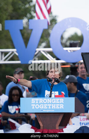 AFT Randi Weingarten, Présidente, au rassemblement électoral à Pembroke Pines, en Floride, pour Hillary Clinton à la présidence. Banque D'Images