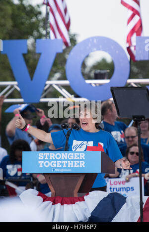 AFT Randi Weingarten, Présidente, au rassemblement électoral à Pembroke Pines, en Floride, pour Hillary Clinton à la présidence. Banque D'Images