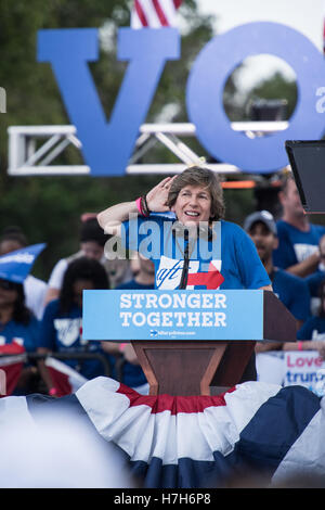 AFT Randi Weingarten, Présidente, au rassemblement électoral à Pembroke Pines, en Floride, pour Hillary Clinton à la présidence. Banque D'Images