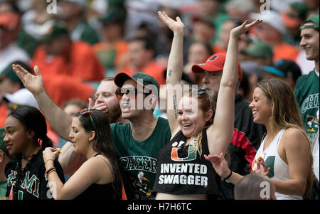 Miami Gardens, Florida, USA. 5ème Nov, 2016. L'ouragan fans au Hard Rock Stadium de Miami Gardens, en Floride le 5 novembre 2016. Credit : Allen Eyestone/Le Palm Beach Post/ZUMA/Alamy Fil Live News Banque D'Images