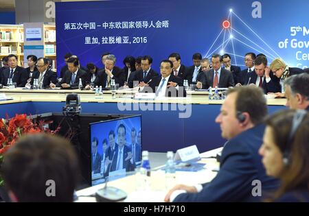 Riga, Lettonie. 5ème Nov, 2016. Le Premier ministre chinois Li Keqiang assiste à la cinquième Réunion des chefs de gouvernement des pays d'Europe Centrale et Orientale (PECO) et la Chine à Riga, Lettonie, 5 novembre 2016. © Rao Aimin/Xinhua/Alamy Live News Banque D'Images