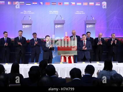 Riga, Lettonie. 5ème Nov, 2016. Le Premier ministre chinois Li Keqiang (4L) et Premier ministre letton Maris Kucinskis (4e R) assistent à une cérémonie de dévoilement de la CEEF Sino-Holding Company Limited à Riga, Lettonie, 5 novembre 2016. © Liu Weibing/Xinhua/Alamy Live News Banque D'Images