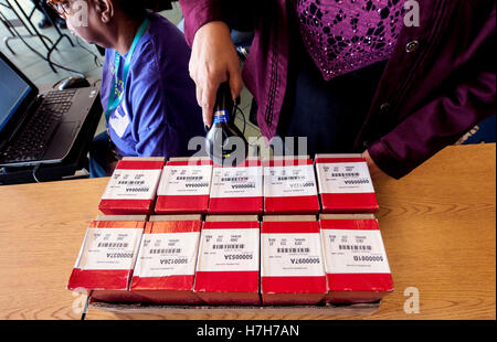 Norwalk, Californie, USA. 05Th Nov, 2016. Des boîtes scellées des bulletins d'essai sont une lecture optique au Los Angeles County registraire du comté de siège pendant une élection simulée réalisée afin de s'assurer que tous les systèmes fonctionnent correctement avant l'élection de mardi. © Brian Cahn/ZUMA/Alamy Fil Live News Banque D'Images