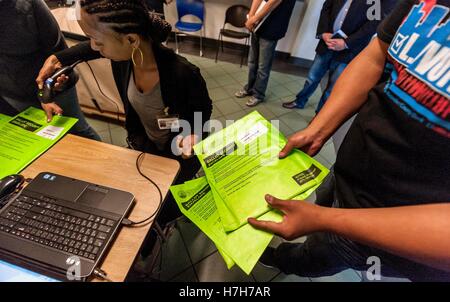 Norwalk, Californie, USA. 05Th Nov, 2016. Enveloppes de sécurité bulletins sont numérisés à la Los Angeles County registraire du comté de siège pendant une élection simulée réalisée afin de s'assurer que tous les systèmes fonctionnent correctement avant l'élection de mardi. © Brian Cahn/ZUMA/Alamy Fil Live News Banque D'Images