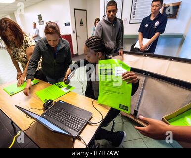 Norwalk, Californie, USA. 05Th Nov, 2016. Enveloppes de sécurité bulletins sont numérisés à la Los Angeles County registraire du comté de siège pendant une élection simulée réalisée afin de s'assurer que tous les systèmes fonctionnent correctement avant l'élection de mardi. © Brian Cahn/ZUMA/Alamy Fil Live News Banque D'Images