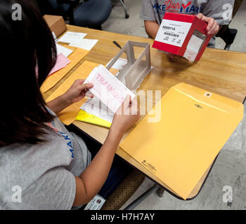 Norwalk, Californie, USA. 05Th Nov, 2016. Bulletins d'essai sont examinées à la Los Angeles County registraire du comté de siège pendant une élection simulée réalisée afin de s'assurer que tous les systèmes fonctionnent correctement avant l'élection de mardi. © Brian Cahn/ZUMA/Alamy Fil Live News Banque D'Images