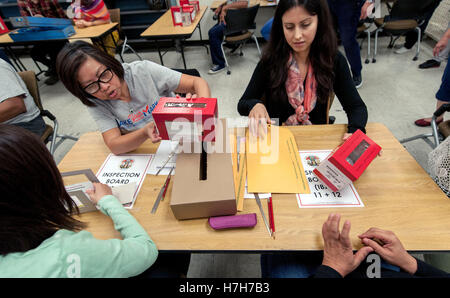 Norwalk, Californie, USA. 05Th Nov, 2016. Des boîtes scellées des bulletins d'essai sont ouverts au Los Angeles County registraire du comté de siège pendant une élection simulée réalisée afin de s'assurer que tous les systèmes fonctionnent correctement avant l'élection de mardi. © Brian Cahn/ZUMA/Alamy Fil Live News Banque D'Images