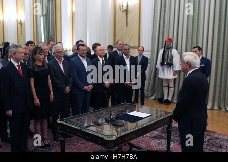 Athènes. 5ème Nov, 2016. Le Premier ministre grec Alexis Tsipras (1e R) préside la cérémonie d'investiture sous serment politique des nouveaux membres du gouvernement au palais présidentiel à Athènes, Grèce le 5 novembre 2016. La Grèce est redistribué cabinet a prêté serment le samedi à l'élection présidentielle demeure située dans le centre d'Athènes. © Marios Lolos/Xinhua/Alamy Live News Banque D'Images