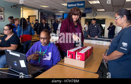 Norwalk, Californie, USA. 05Th Nov, 2016. Des boîtes scellées des bulletins d'essai sont une lecture optique au Los Angeles County registraire du comté de siège pendant une élection simulée réalisée afin de s'assurer que tous les systèmes fonctionnent correctement avant l'élection de mardi. © Brian Cahn/ZUMA/Alamy Fil Live News Banque D'Images