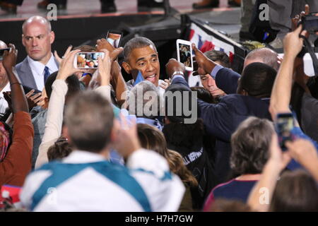 Charlotte, USA. 08Th Nov, 2016. Le président américain Barack Obama serre la main, donne aux étreintes, et rassemble à la foule après son discours à l'appui de la candidature présidentielle Hillary Clinton au Pavillon de Musique de la PNC à Charlotte, NC, le 4 novembre Banque D'Images