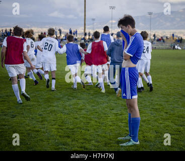 5 novembre 2016 - Bernalillo, centrale et 6e aux États-Unis, stree - Journal.Bosque's Josh Sanchez(CQ) est dans l'incrédulité que son équipe a perdu les garçons 4A soccer championship match contre Fe Sata Prep samedi après-midi. Bernalillio, Nouveau Mexique (crédit Image : © Roberto E. Rosales/Albuquerque Journal via Zuma sur le fil) Banque D'Images