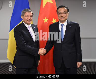 Riga, Lettonie. 5ème Nov, 2016. Le Premier ministre chinois Li Keqiang (R) rencontre avec le Premier Ministre Roumain Dacian Ciolos à Riga, capitale de Lettonie, le 5 novembre 2016. © Xie Huanchi/Xinhua/Alamy Live News Banque D'Images