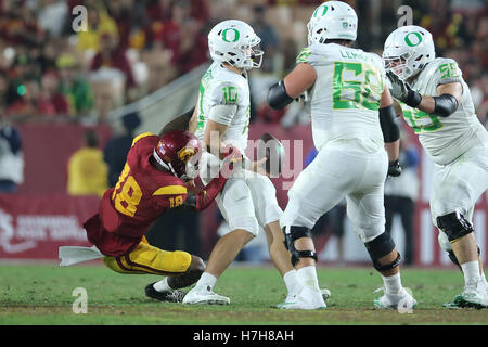 Los Angeles, CA, US, USA. 5ème Nov, 2016. 5 novembre 2016 : USC Trojans de secondeur Quinton Powell (18) sacs Oregon Ducks quarterback Justin Herbert (10) qui réussit à conserver le ballon dans le jeu entre les canards de l'Oregon et de l'USC Trojans, le Coliseum de Los Angeles, CA. Peter Renner and Co/ Fil Zuma © Peter Renner and Co/ZUMA/Alamy Fil Live News Banque D'Images