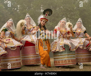 New Delhi, New Delhi, Inde. Nov 6, 2016. Les danseurs classique indienne de l'état de Manipur Raas Leela au cours de danse de la scène nord-est © Vikramjit 2016 Festival Kakati/ZUMA/Alamy Fil Live News Banque D'Images