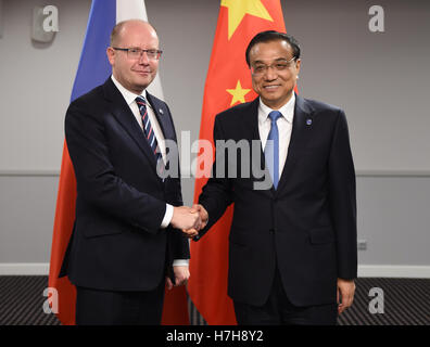 Riga, Lettonie. 5ème Nov, 2016. Le Premier ministre chinois Li Keqiang (R) rencontre avec le Premier Ministre tchèque Bohuslav Sobotka à Riga, capitale de Lettonie, le 5 novembre 2016. © Xie Huanchi/Xinhua/Alamy Live News Banque D'Images