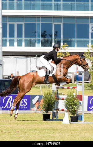 Hazel Shannon (AUS) équitation Clifford, efface un saut sur leur chemin vers la victoire dans l'Australian Internation événement de trois jours. Banque D'Images