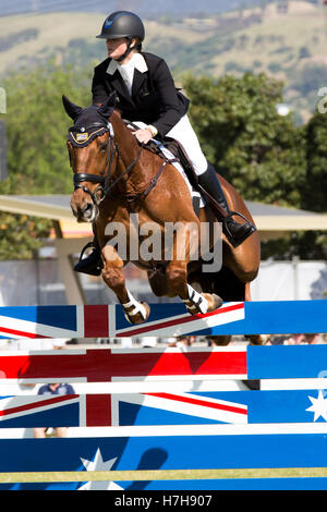 Hazel Shannon (AUS) équitation Clifford, efface un saut sur leur chemin vers la victoire dans l'Australian Internation événement de trois jours. Banque D'Images