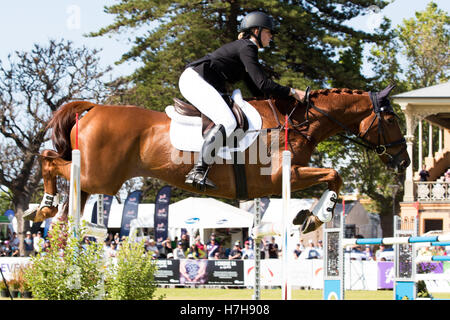 Hazel Shannon (AUS) équitation Clifford, efface un saut sur leur chemin vers la victoire dans le Australian International événement de trois jours. Banque D'Images