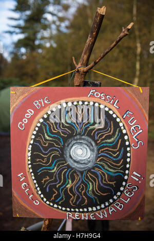 Leith Hill, au Royaume-Uni. 5 novembre, 2016. Un panneau à l'entrée de Leith Hill Camp Protection, près de l'avenue Holmwood à Surrey. Des activistes occupant le site protestent contre les plans de l'Europa de pétrole et de gaz pour des forages ou des essais pour le pétrole à Bury Hill Wood. Credit : Mark Kerrison/Alamy Live News Banque D'Images