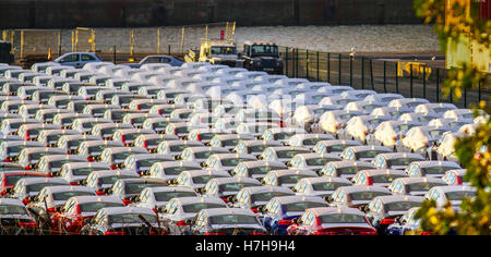 Voitures en attente d'être chargées à quai ; voitures New Luxury British fabriquées sous emballage, enveloppées pour la protection pour l'exportation depuis le Royaume-Uni à Seaforth Docks. Véhicules neufs fabriqués par Jaguar et Land Rover britanniques, recouverts de revêtement blanc, destinés à l'exportation, alignés sur le quai de Liverpool pour l'exportation. CMA CGM navire au terminal de conteneurs d'eau profonde de 300 M£ de Peel ports, qui peut maintenant prendre en charge les plus grands conteneurs du monde, Merseyside, Royaume-Uni Banque D'Images